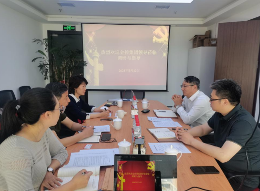 ����˾�򵼰�������һ�߿�չ�����˶�