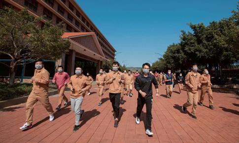 组织“跑在阳光下，跑进健柯凤”体育活动